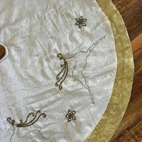 Vintage Christmas Tree Skirt Gold & Cream Reindeers - Picture 7 of 7